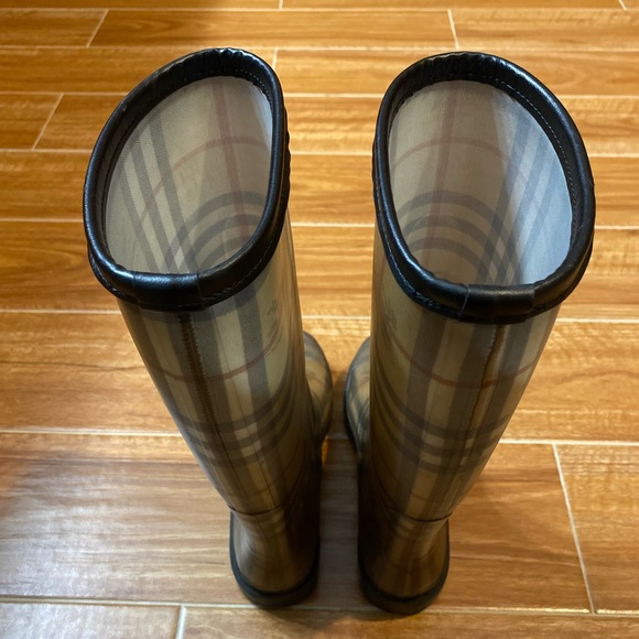 Burberry rain boots size 7 - Picture 4 of 6